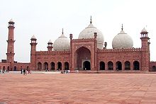 Image of the seventeenth-century Badshahi Masjid