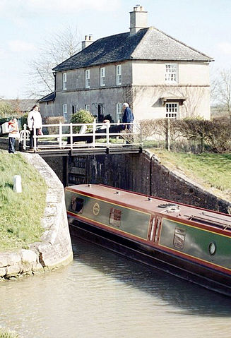 File:Semington-lock15-cottage.jpg